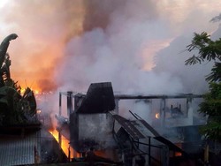 Orang Stres Diduga Bakar Rumah, Ratusan KK Kehilangan Tempat Tinggal