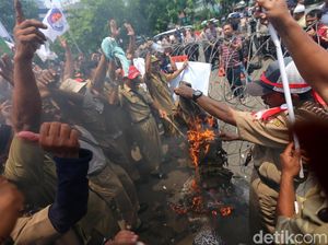 Minta Jadi PNS, Perangkat Desa Bakar Baju Seragam