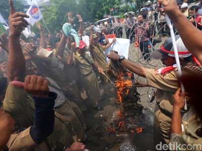 Minta Jadi PNS, Perangkat Desa Bakar Baju Seragam