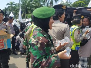 Aksi Polwan-Kowad Bagikan Air dan Permen ke Pendemo Perppu Ormas