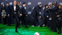 Presiden FIFA Gianni Infantino menendang bola di atas karpet hijau sebelum seremoni penghargaan di London Palladium, Senin (23/10/2017) malam waktu setempat, dimulai. Foto: Philipp Schmidli/Getty Images