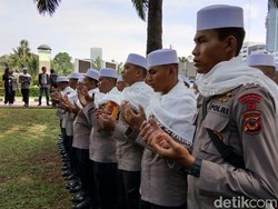 Polisi Asmaul Husna Dikerahkan Jaga Demo Perppu Ormas di Depan DPR