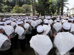 Video: Di Balik Kawat Berduri, Polisi Berpeci Kawal Aksi di Bawaslu