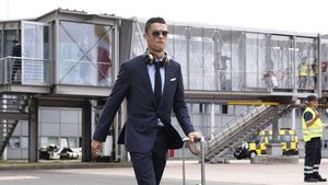 Foto: Gaya Stylish Ronaldo Sang Pemain Terbaik, Pakai Nike Hingga Hermes