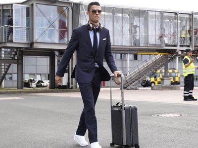 Foto: Gaya Stylish Ronaldo Sang Pemain Terbaik, Pakai Nike Hingga Hermes