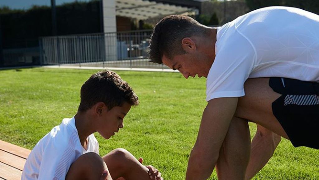 Potret Kedekatan Cristiano Ronaldo dengan Anaknya Potret Kedekatan Cristiano Ronaldo dengan Anaknya