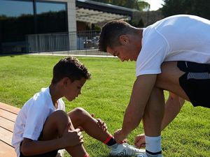 Potret Kedekatan Cristiano Ronaldo dengan Anaknya
