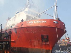 Kapal Elang Samudera Terbakar di Tanjung Priok