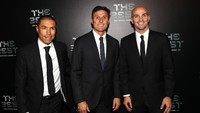 Tiga mantan pemain Inter Milan, Ivan Cordoba, Javier Zanetti, dan Esteban Cambiasso berpose bersama di atas karpet hijau. Foto: Michael Steele/Getty Images