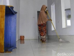 Mbah Rendeng, Nenek Pembersih Musala yang Hidup Sebatang Kara