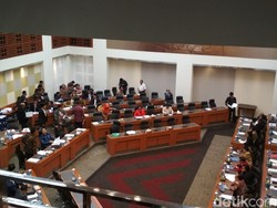 Malam-malam, Sri Mulyani Cs Bereskan RAPBN 2018 dengan DPR