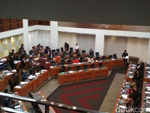 Malam-malam, Sri Mulyani Cs Bereskan RAPBN 2018 dengan DPR Malam-malam, Sri Mulyani Cs Bereskan RAPBN 2018 dengan DPR