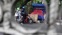 Pedagang Buah Kuasai Trotoar di Jalan Raya Bogor
