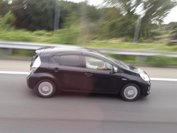 Di Jepang, Kaca Mobil Bagian Pengemudi Tampak Transparan