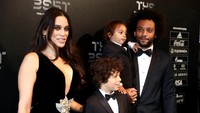 Bek Real Madrid Marcelo memboyong istri dan dua putranya di karpet hijau. Foto: Bryn Lennon/Getty Images