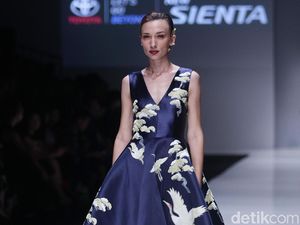 Tutup JFW Hari Ke-3, Albert Yanuar Hadirkan Koleksi Busana Bernuansa Oriental