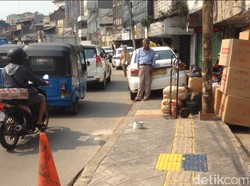 Baru Dipermak, Trotoar di Jatinegara Barat Malah Jadi Parkir Liar
