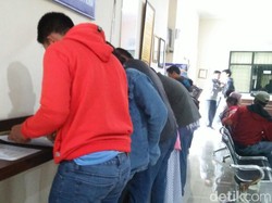 Samsat Lamongan Diserbu Warga, Ada apa?