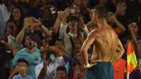 Penampilan gemilang lainnya dari Ronaldo adalah saat dia mengantar Madrid menggasak Barcelona di Camp Nou pada Piala Super Spanyol. Ronaldo bikin satu gol, Madrid mempermalukan tuan rumah 3-1 (Manuel Queimadelos Alonso/Getty Images)