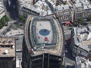 Main Sepatu Roda di Rooftop Tertinggi Paris, Berani?