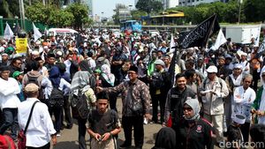 Massa Aksi Perppu Ormas Penuhi Depan Gedung DPR