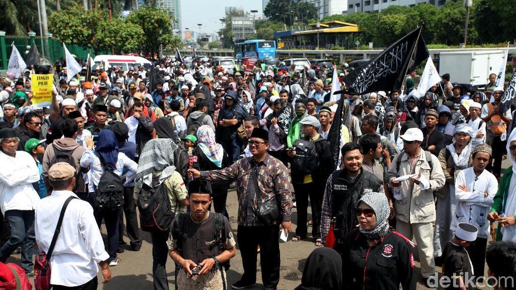 Massa Aksi Perppu Ormas Penuhi Depan Gedung DPR Massa Aksi Perppu Ormas Penuhi Depan Gedung DPR