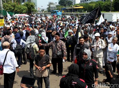 Massa Aksi Perppu Ormas Penuhi Depan Gedung DPR