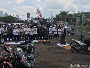 Massa dan Polisi Salat Zuhur di Sela Demo Tolak Perppu Ormas