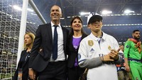 Véronique Fernández, istri Zinedine Zidane. Zidane menjadi pelatih terbaik kali ini. (Shaun Botterill/Getty Images)