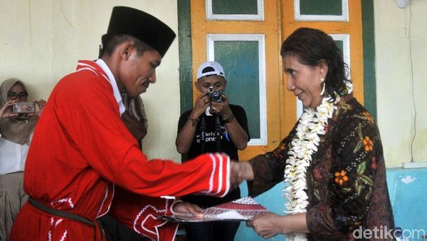 Menteri Susi Terima Gelar Adat Orlima Luar dari Masyarakat Lonthoir