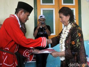 Menteri Susi Terima Gelar Adat Orlima Luar dari Masyarakat Lonthoir