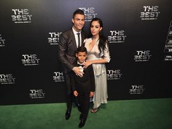 Gemas! Cristiano Ronaldo Ajak Anak Kembarnya Berenang