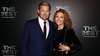Mantan kiper Manchester United Peter Schmeichel yang merupakan salah satu panelis dalam penghargaan ini tampak hadir bersama sang istri. Foto: Michael Steele/Getty Images