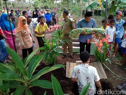 Isak Tangis Warnai Pemakaman Bayi yang Dibunuh Ibunya di Garut