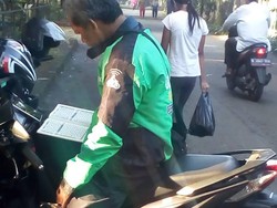 Viral Abang Ojek Online Baca Alquran Sambil Tunggu Orderan