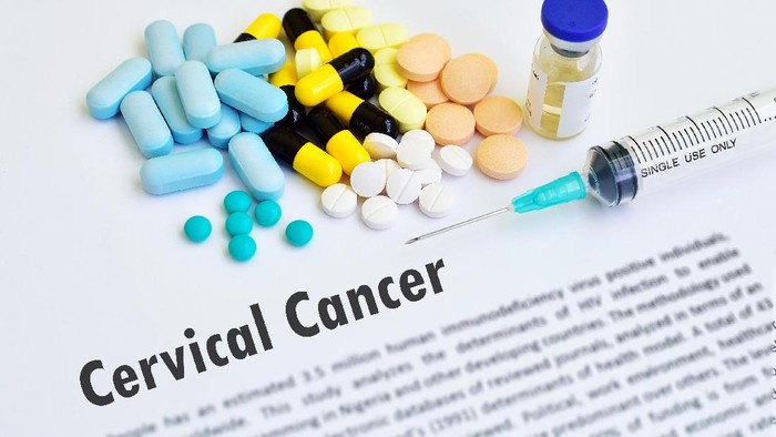 ilustrasi kanker serviks Drugs and syringe for cervical cancer treatment