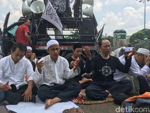 Usai Salat, Polisi dan Pendemo Perppu Ormas Kompak Zikir Bersama