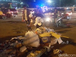 Top! Massa Penolak Perppu Ormas Bersihkan Sampah Usai Aksi