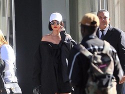 Rihanna Pakai High Heels Dibungkus Plastik, Yay or Nay?