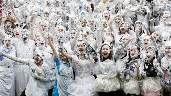 Foto: Girangnya Mahasiswa Baru Perang Busa di Kampus