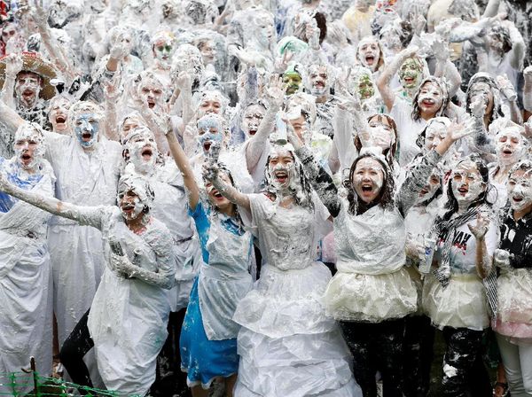 Foto: Girangnya Mahasiswa Baru Perang Busa di Kampus