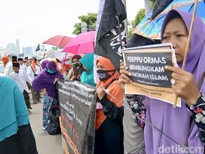 Melihat Aksi Para Akhwat di Demo Perppu Ormas di Depan DPR