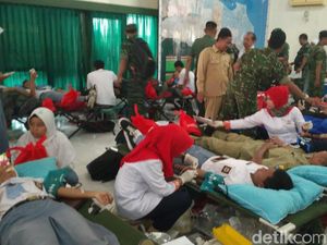 Warga dan TNI di Cirebon Donor Darah Massal