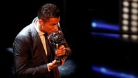 Ronaldo mengecup trofi The Best FIFA Mens Player untuk kedua kalinya. Tahun lalu, dia juga meraih gelar yang sama (Foto: John Sibley/Reuters)