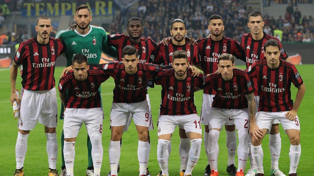 AC MIlan telah mengakhiri kerja sama dengan Adidas (Foto: Emilio Andreoli/Getty Images)