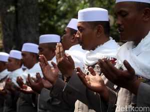 Polisi Asmaul Husna Amankan Demo Perppu Ormas