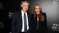 Datang bersama istrinya, Carlo Ancelotti menebar senyum meski beberapa waktu lalu diberhentikan oleh Bayern Munich. Foto: Michael Steele/Getty Images