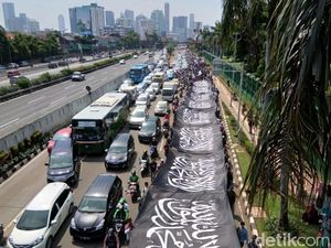Massa Long March, Bentangkan Bendera Ar-Rayah di Depan Gedung DPR