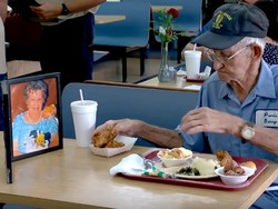 So Sweet, Mekanik Ini Selalu Makan Siang Ditemani Foto Mendiang Istrinya