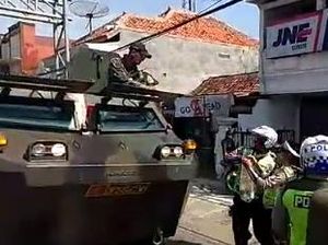 Foto: Momen Polantas Setop dan Bantu Konvoi TNI Foto: Momen Polantas Setop dan Bantu Konvoi TNI